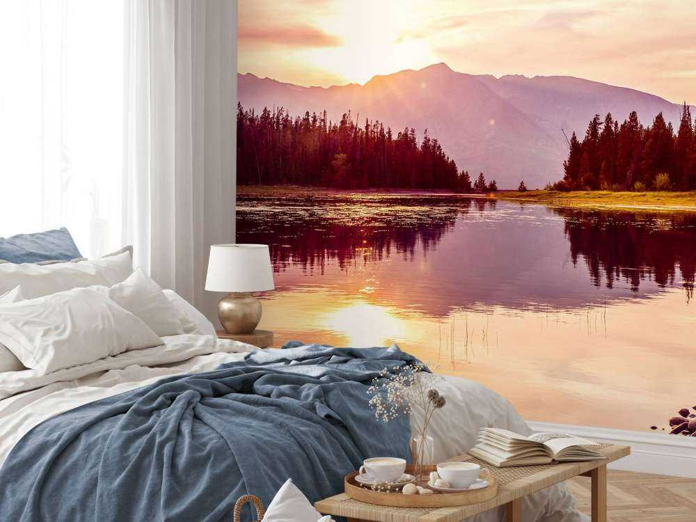 Meer met bergen op de achtergrond