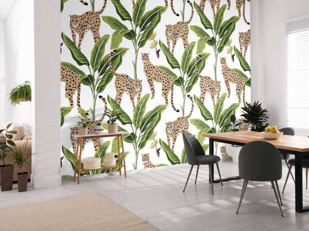 Cheetah tussen de bomen