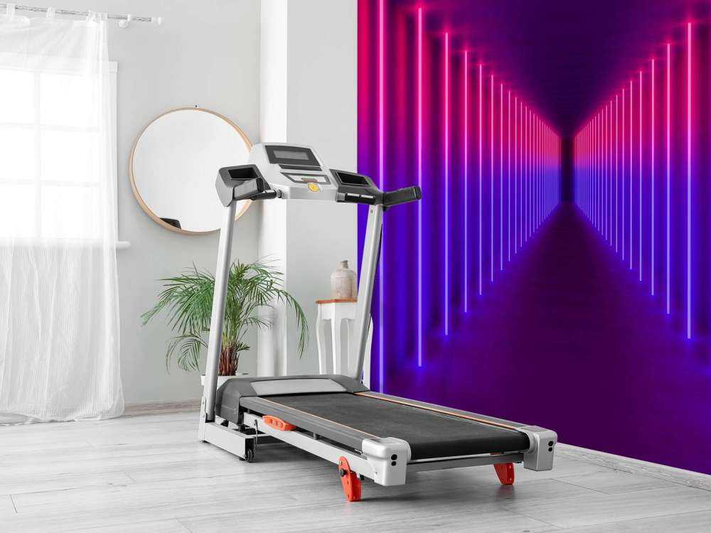 Rood-paarse neon verlichte gang