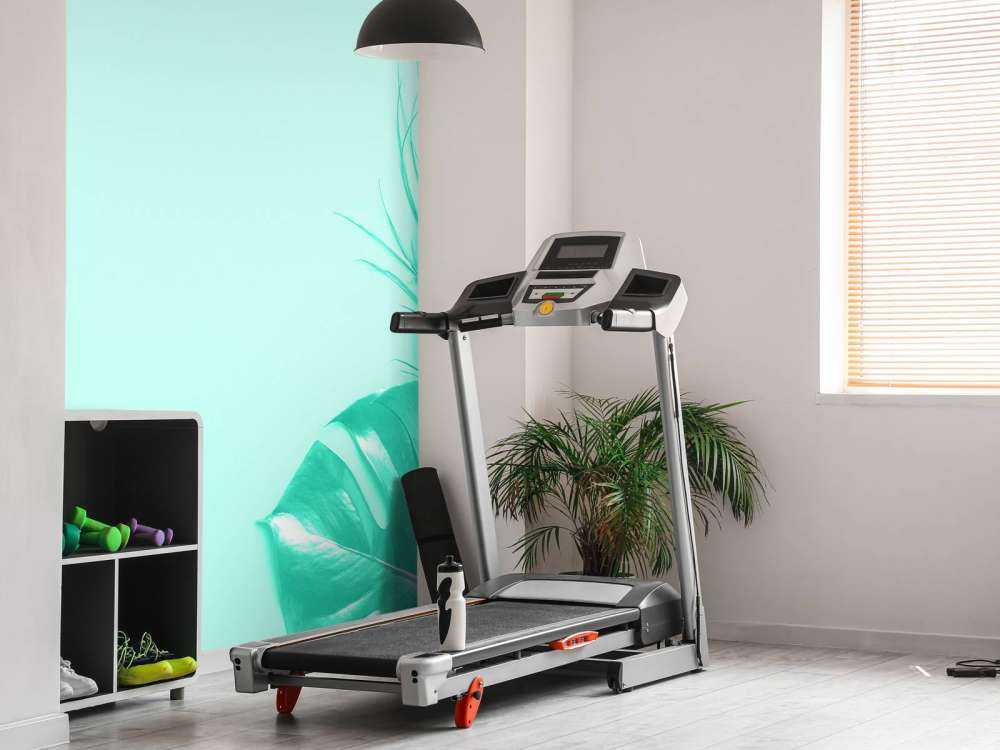 Blauwe achtergrond met exotische bladeren