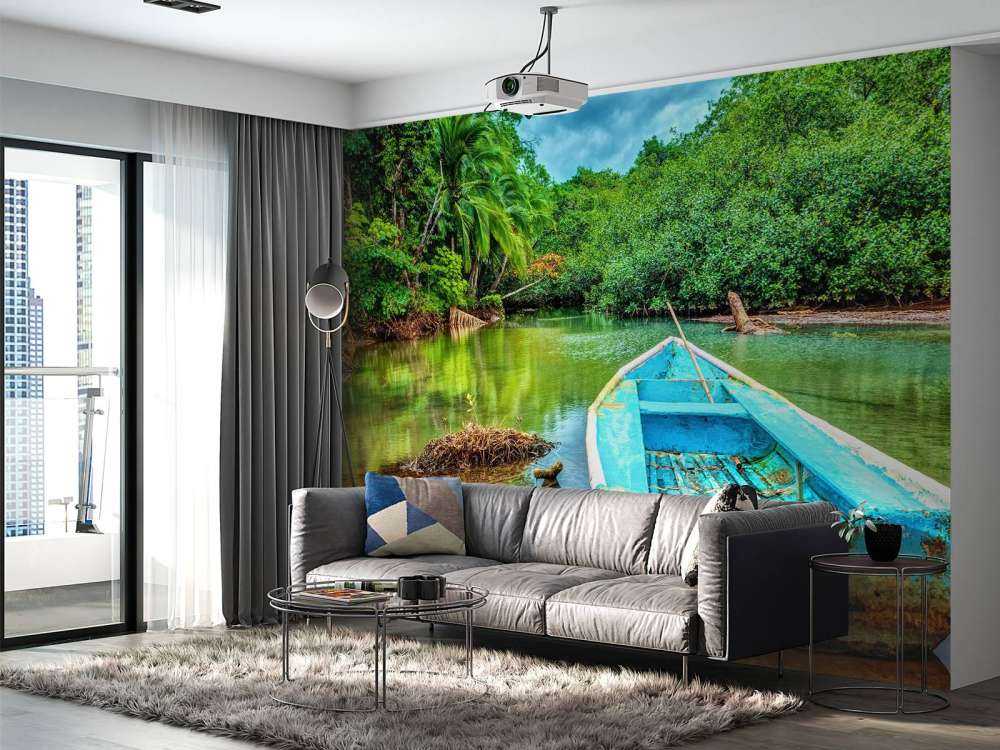 Oude boot in een tropische rivier