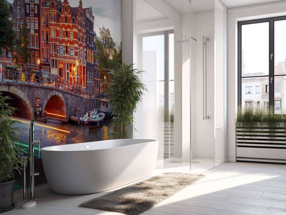 Amsterdamse grachtenpanden met boten op de voorgrond