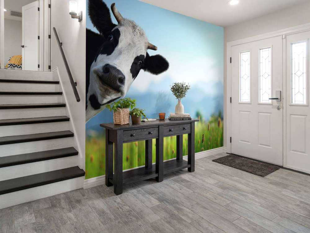 Grappige koe met berg op achtergrond