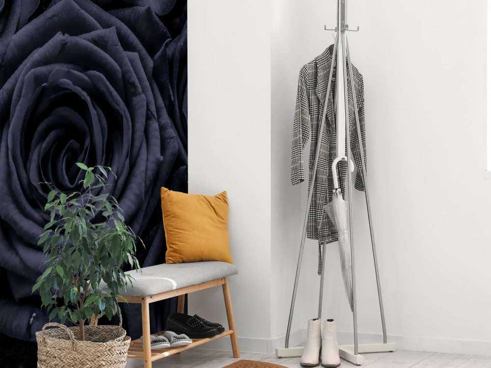 Donkere rozen met een diamanten ketting erop