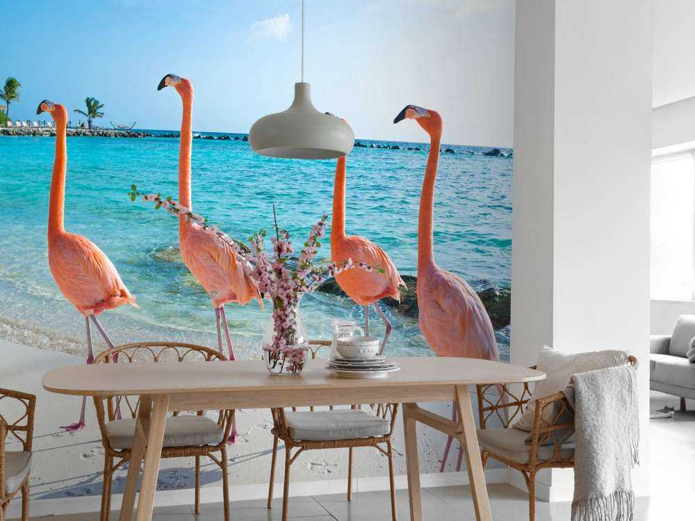 Rij van flamingo's op het strand