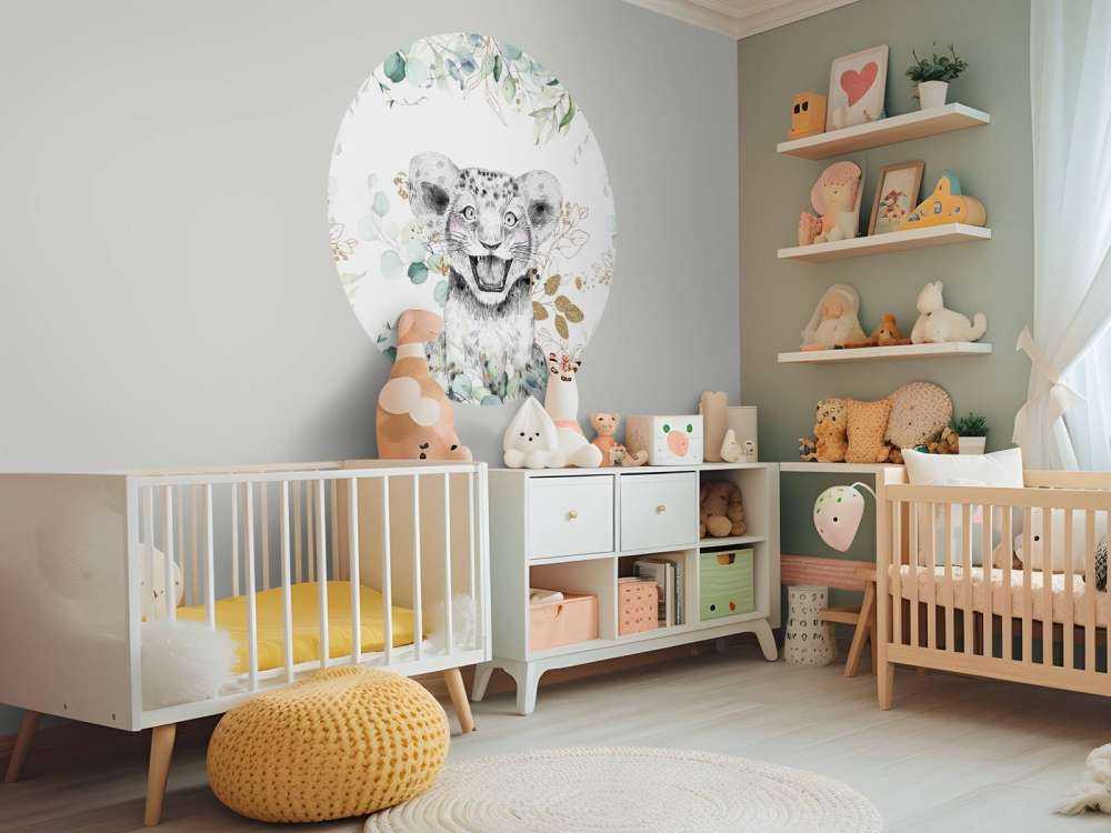 Babyleeuw met muntblaadjes