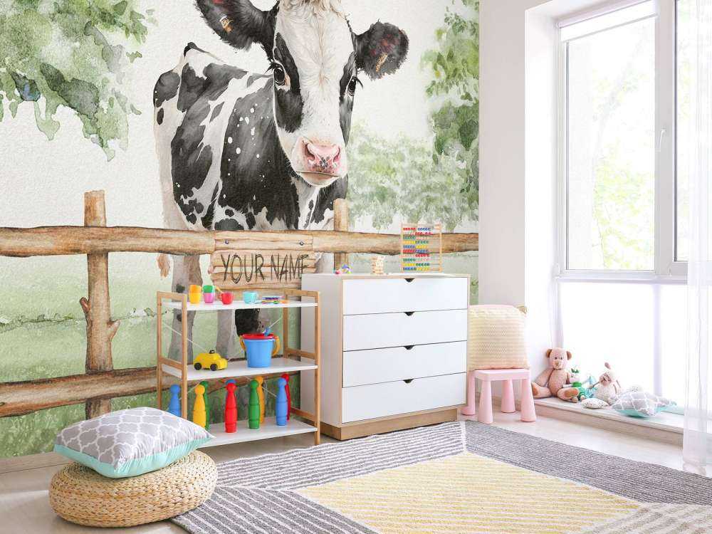 Jonge koe in een weiland