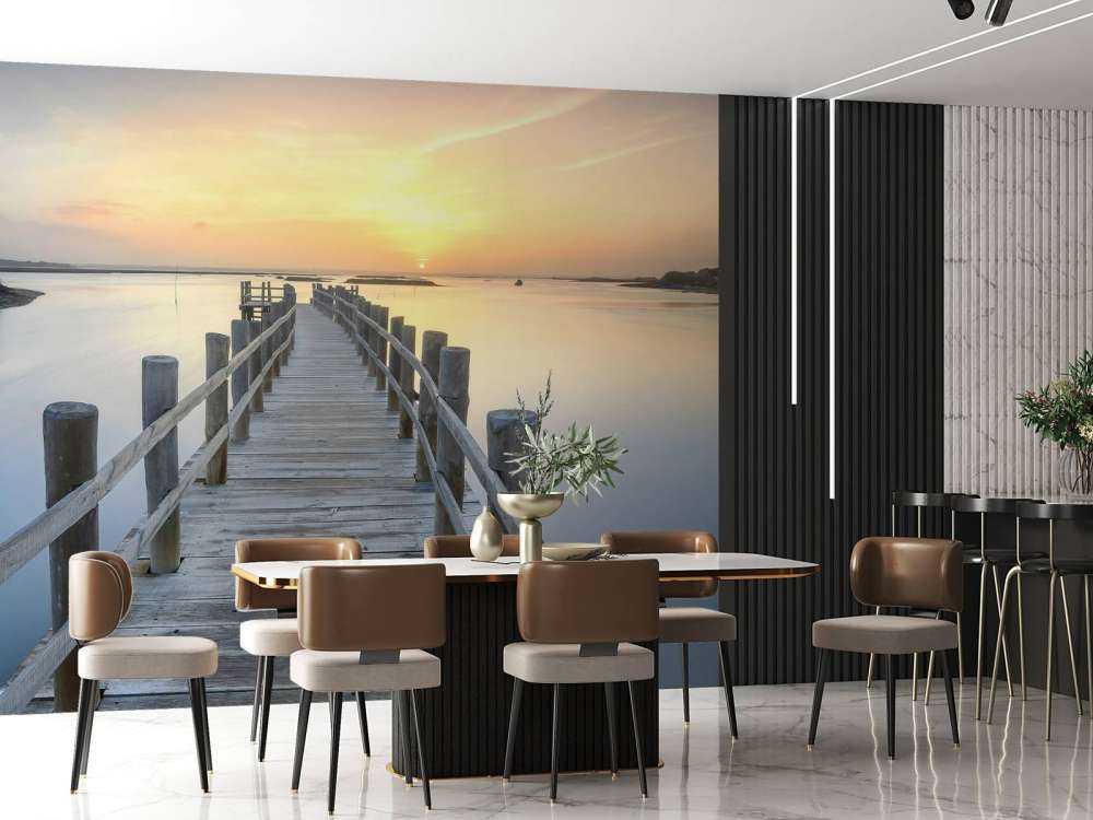 Houten steiger bij zonsondergang