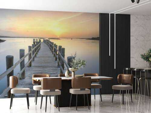 Houten steiger bij zonsondergang