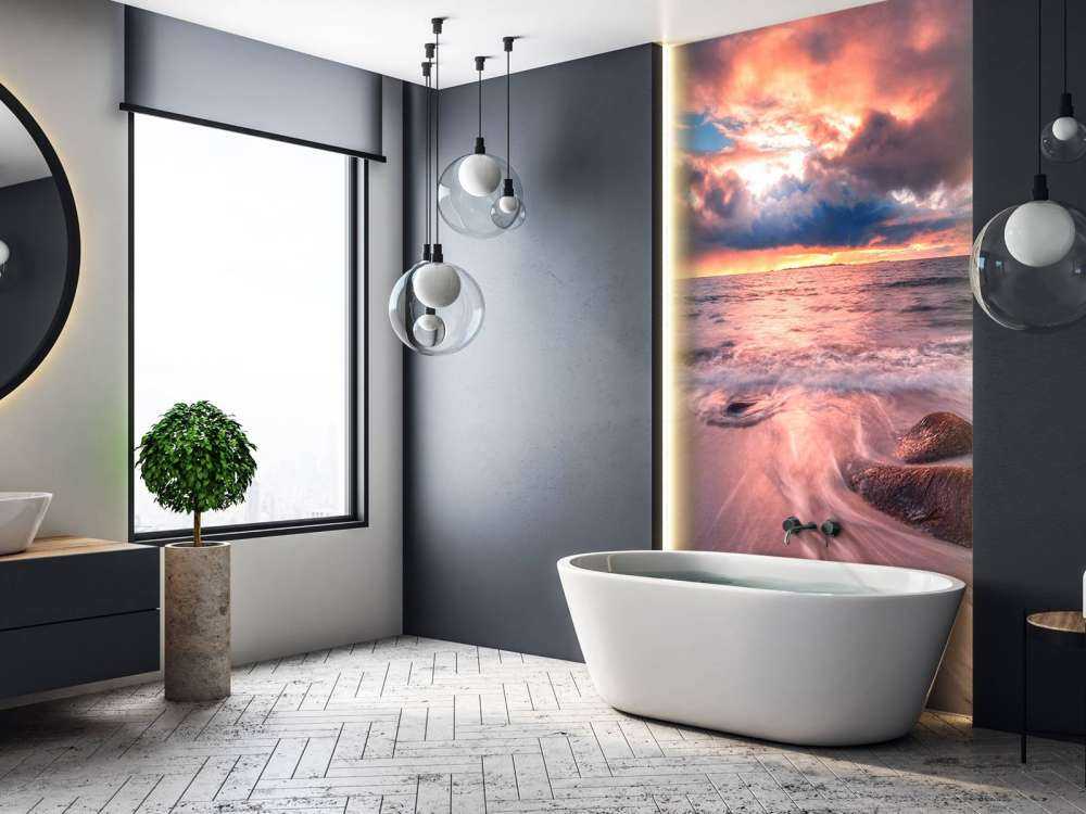 Stormlucht boven stille branding