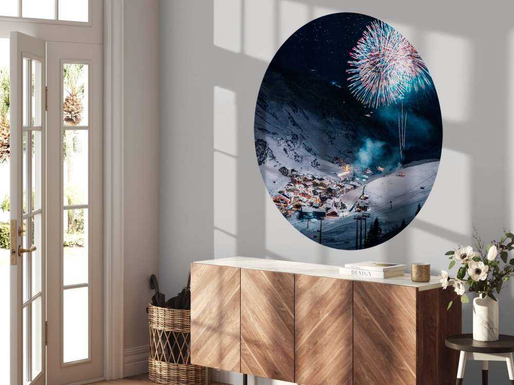 Vuurwerk boven winters bergdorp