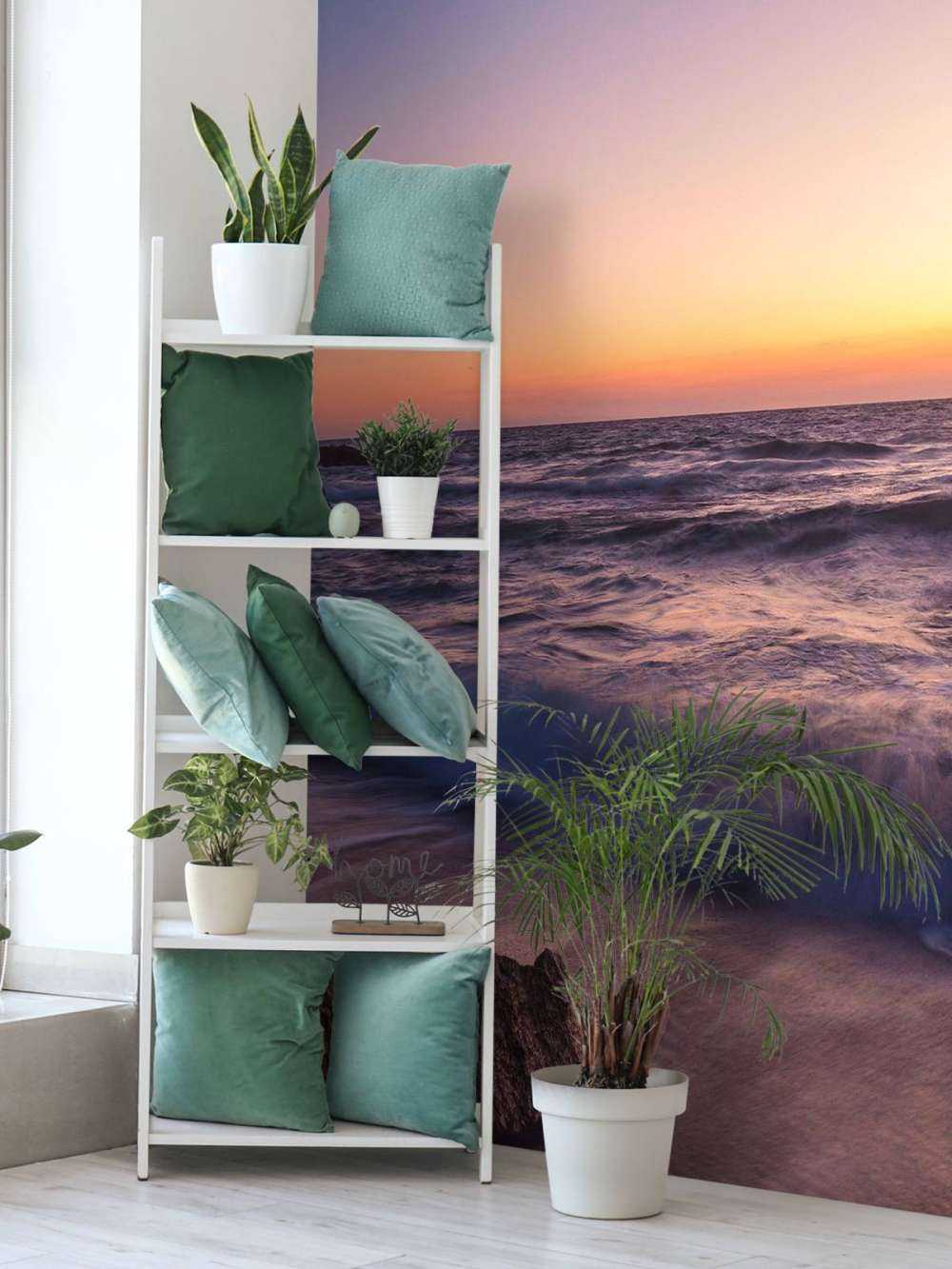 Maanlicht boven paarse branding bij zonsondergang