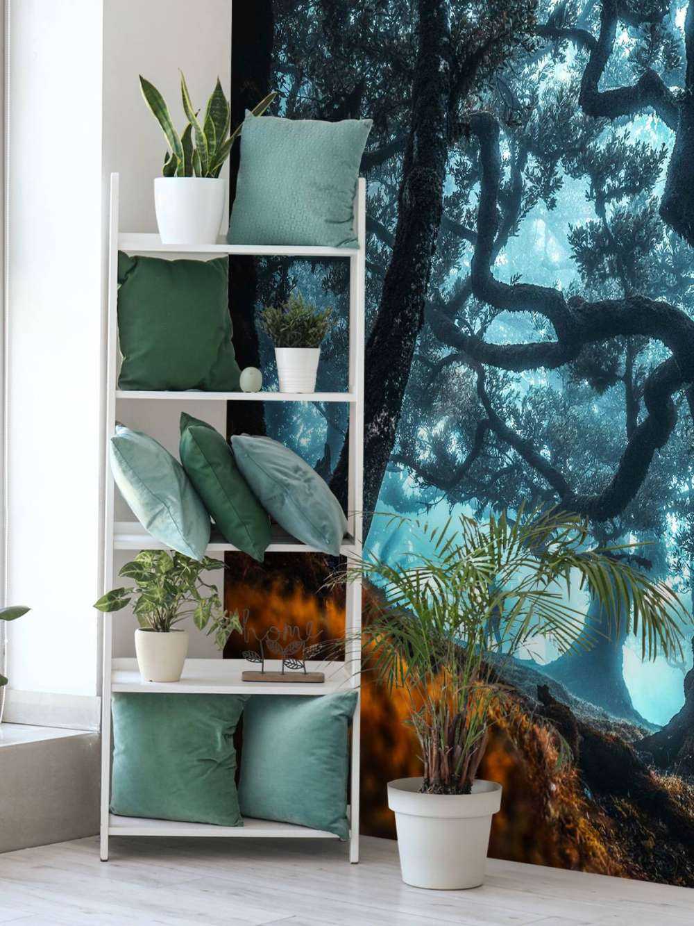 Mystiek silhouet in nevelwoud