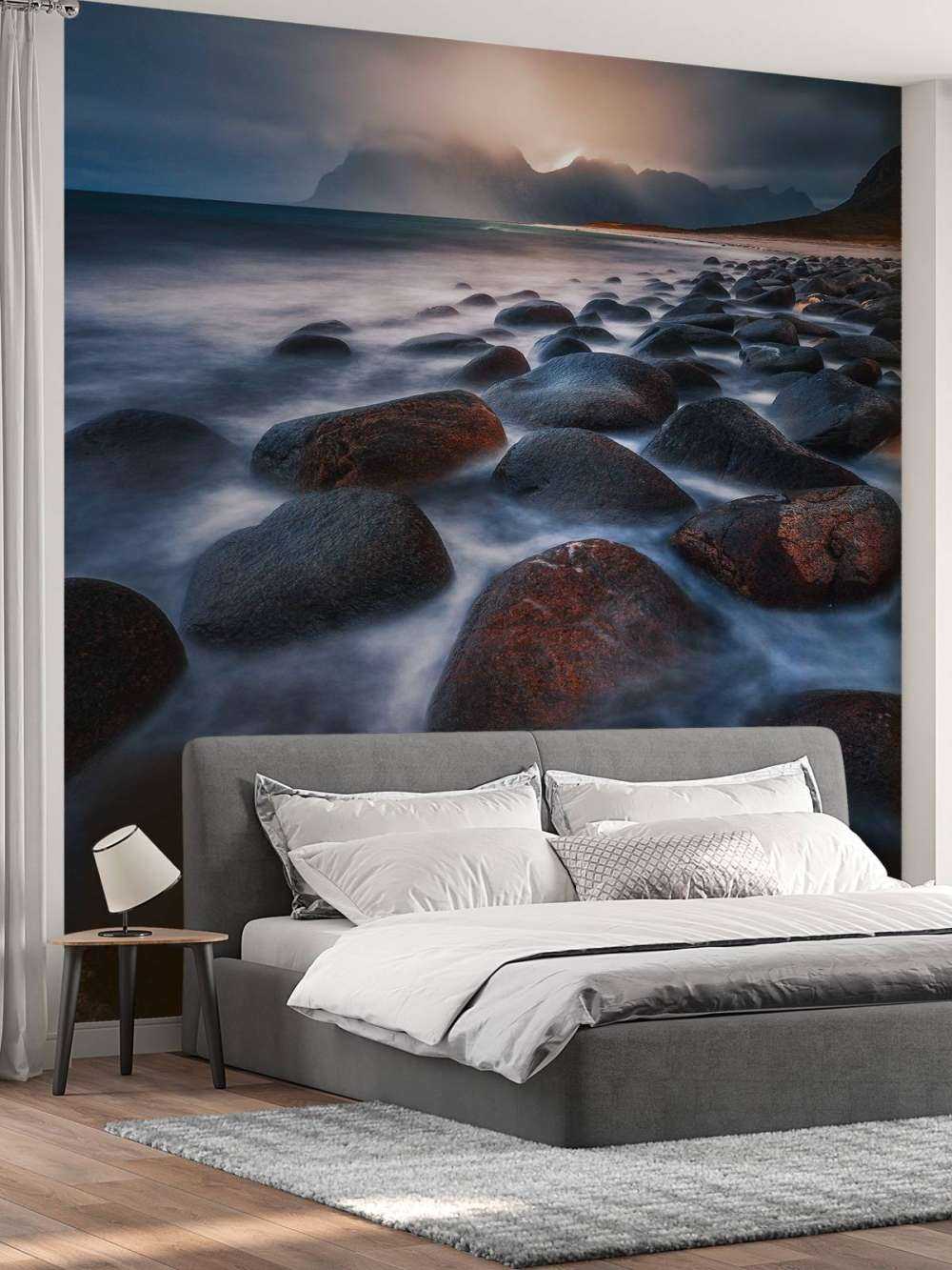 Avondlicht over ruige keienkust