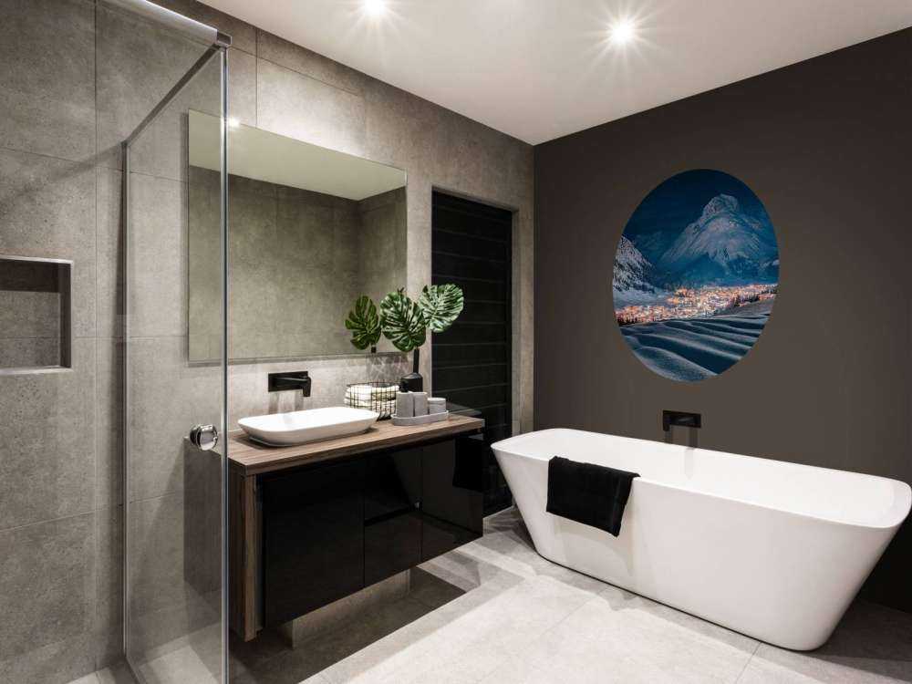 Winterdorp onder maanlicht in alpenvallei