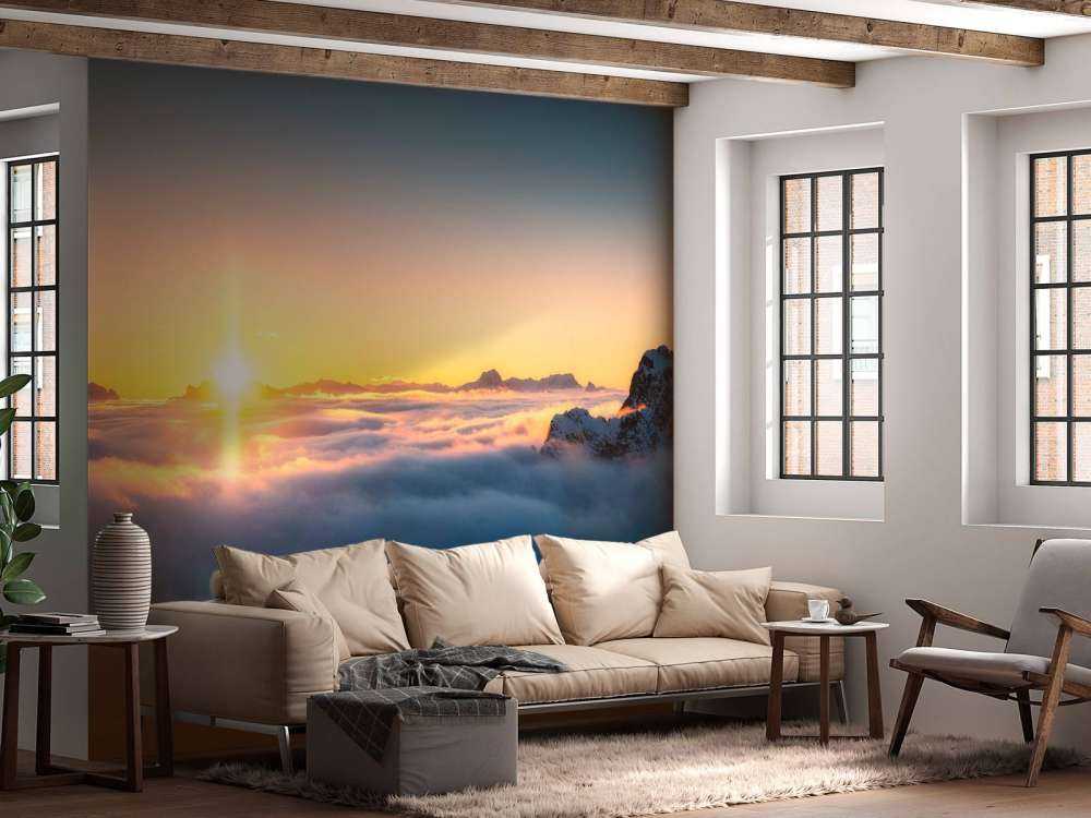 Zonsopkomst boven wolkenzee en bergtoppen