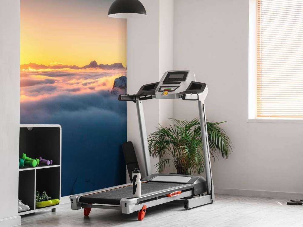 Zonsopkomst boven wolkenzee en bergtoppen