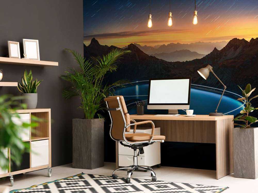 Lichtpad rond bergmeer bij nacht