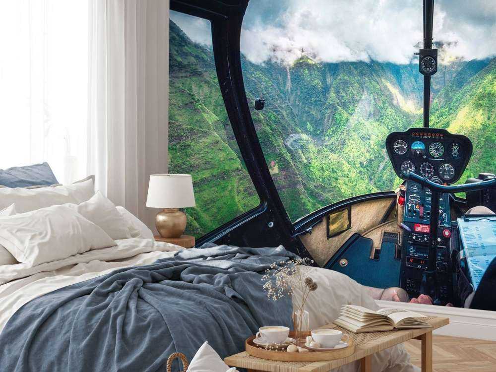 Helikoptervlucht boven tropisch bergdal