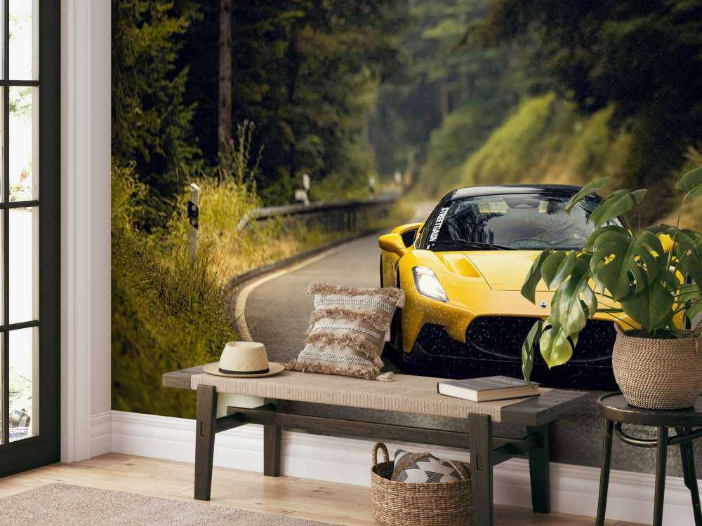 Gele Maserati in het groene woud