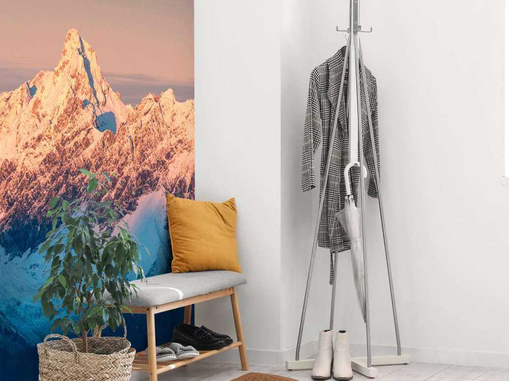 Avondlicht over besneeuwde bergtoppen