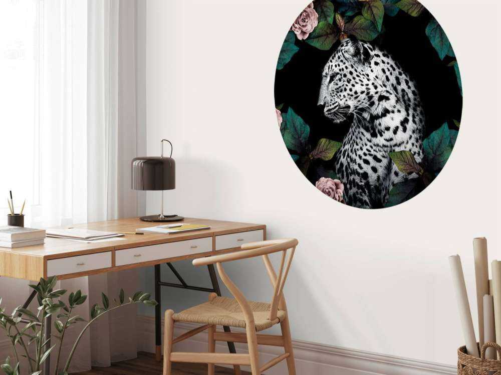 Luipaard tussen fluwelen bloemen