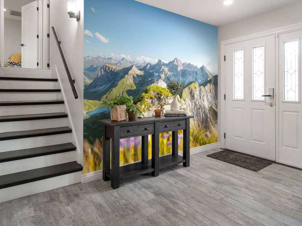 Zomerse alpentoppen met bloemen