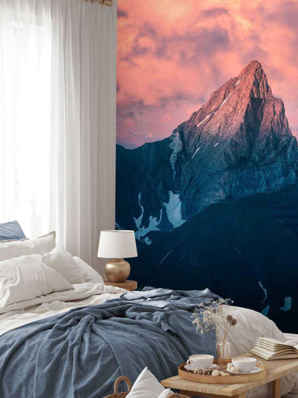 Bergspits in vurige schemer