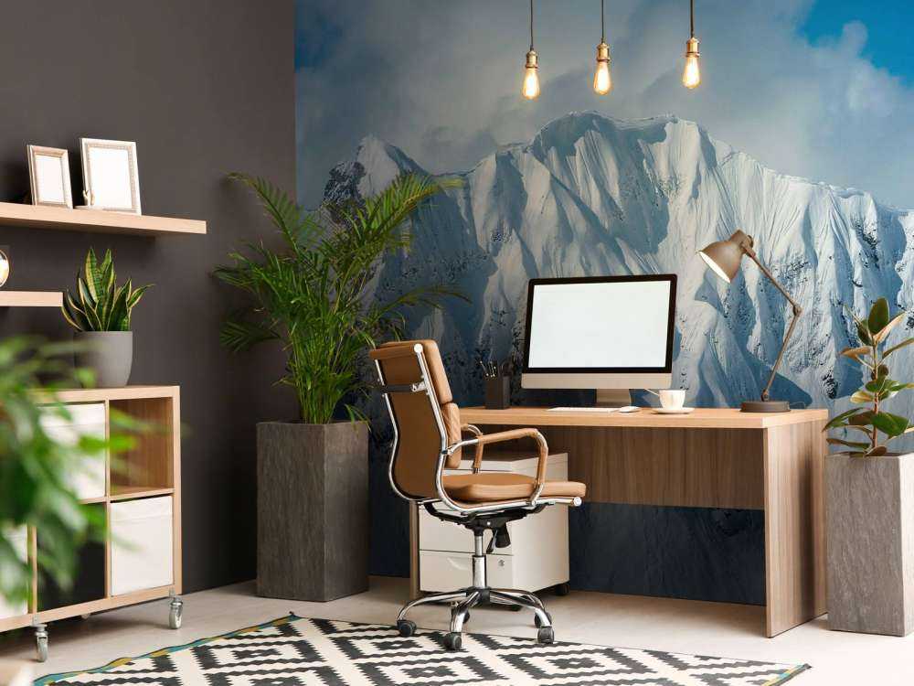 Steile sneeuwtoppen onder winterzon