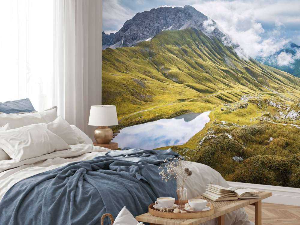 Berglandschap met wolken en bergmeer