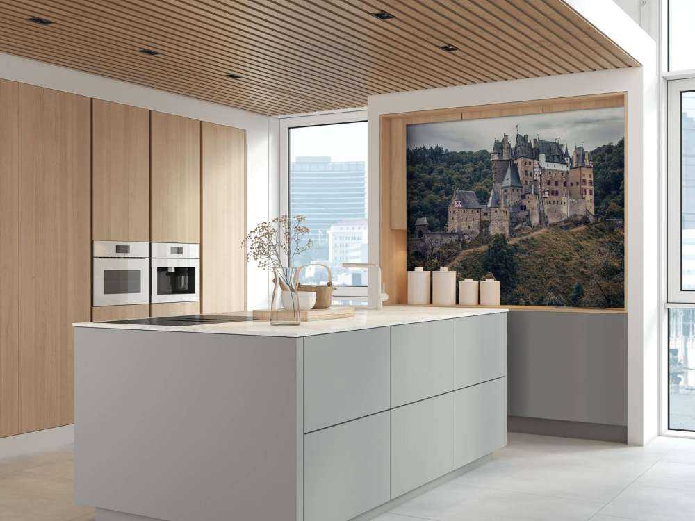 Kasteel tussen groene heuvels