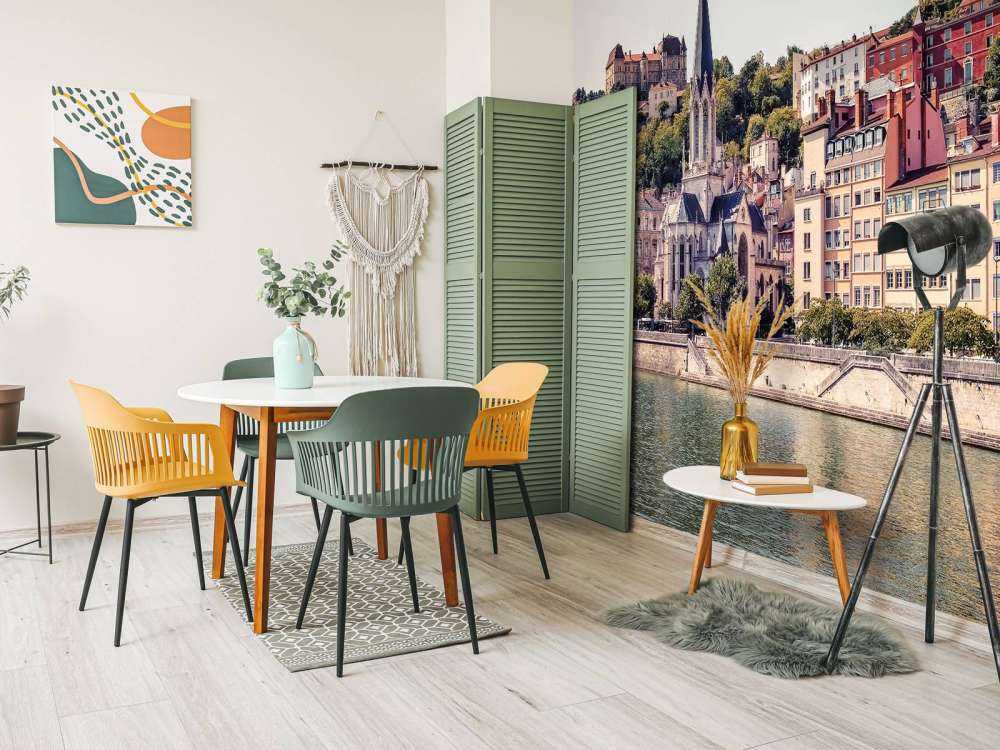 Zonnige stadsoever met pastelkleurige gevels