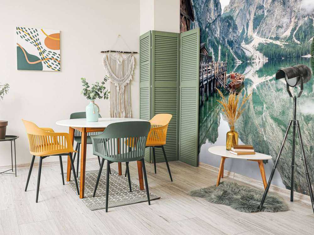 Bergmeer in stille ochtendmist