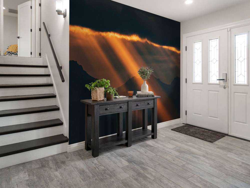 Gouden zonnestralen over bergsilhouet