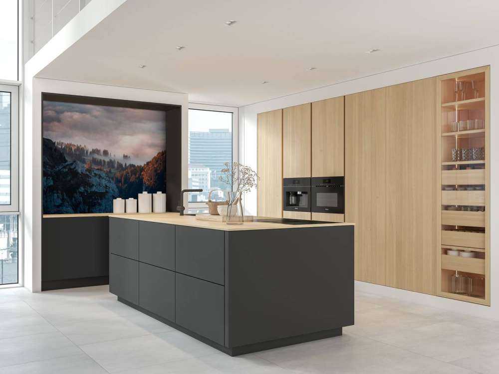 Bosrand in ochtendnevel