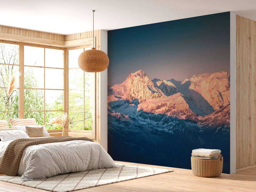 Ochtendlicht op besneeuwde bergtoppen