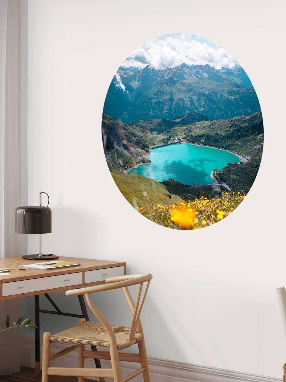 Bloemenweide aan turquoise bergmeer