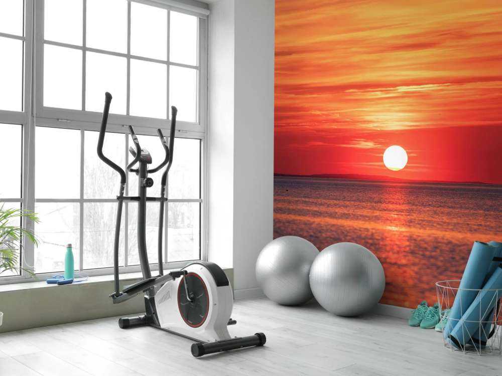 Vuurrode zonsondergang boven kalme zee