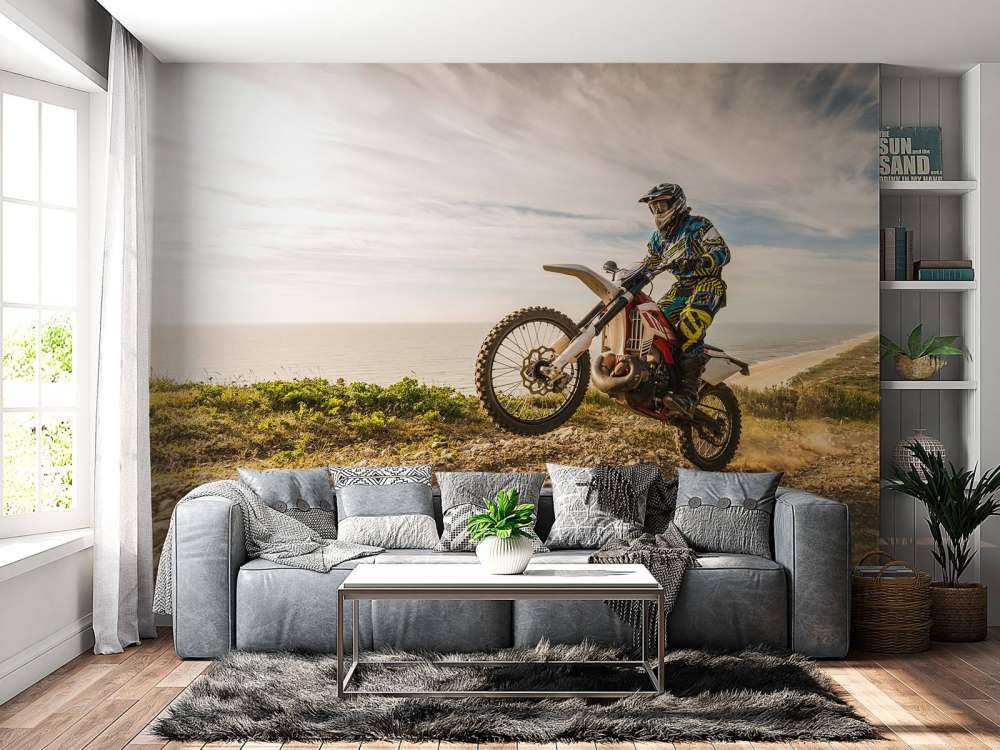 Crossmotor op een zandpad