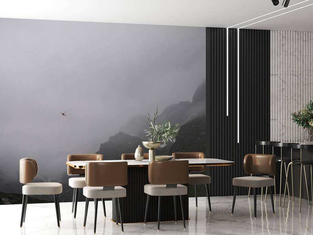 Mistig berglandschap met begroeiing