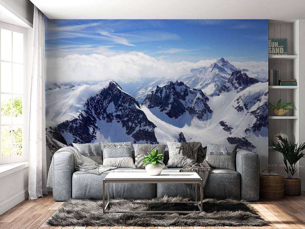 Ingesneeuwde bergen op een heldere dag