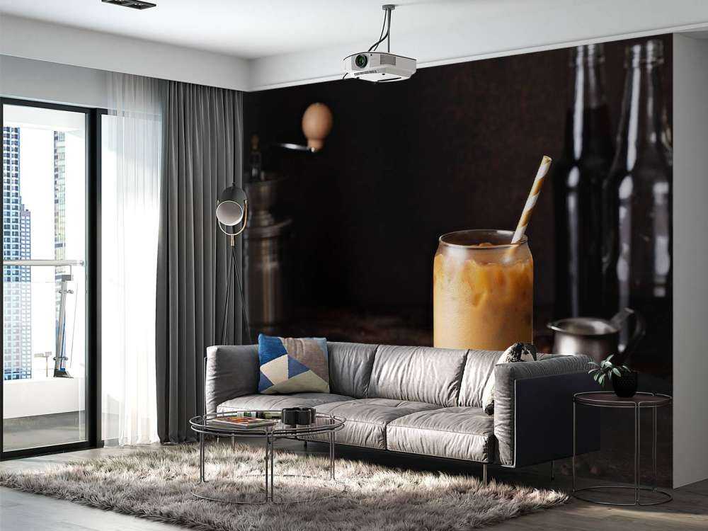 IJskoffie op een tafel vol koffiebonen