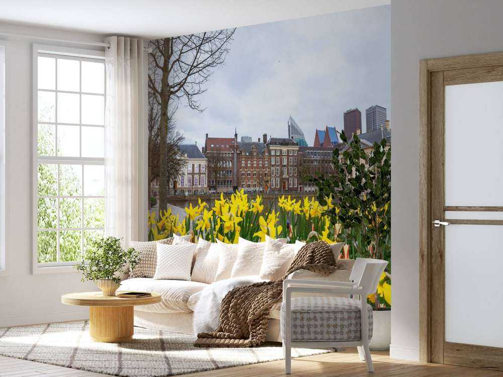 Den Haag met bloemen op de voorgrond