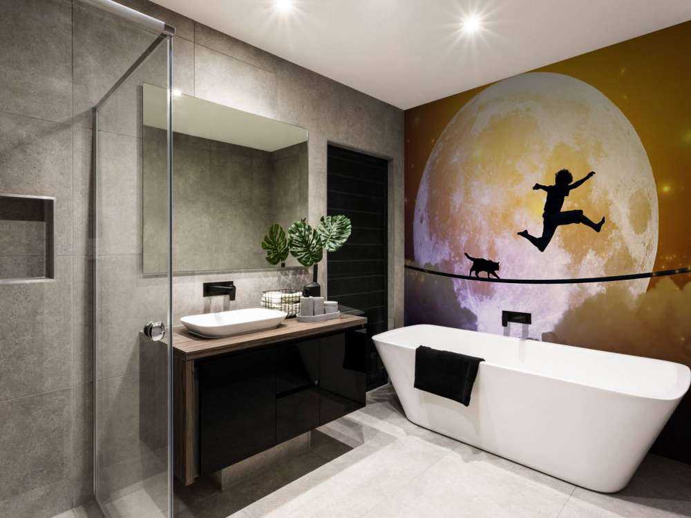 Gelukkige tiener en kat op een koord langs de maan