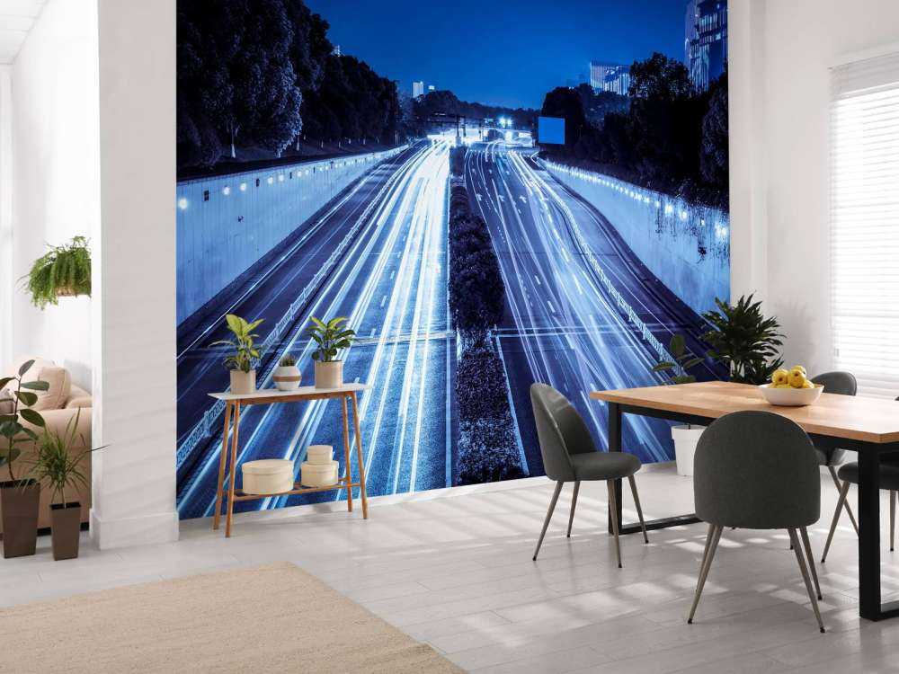 Verlichte snelweg in de avond