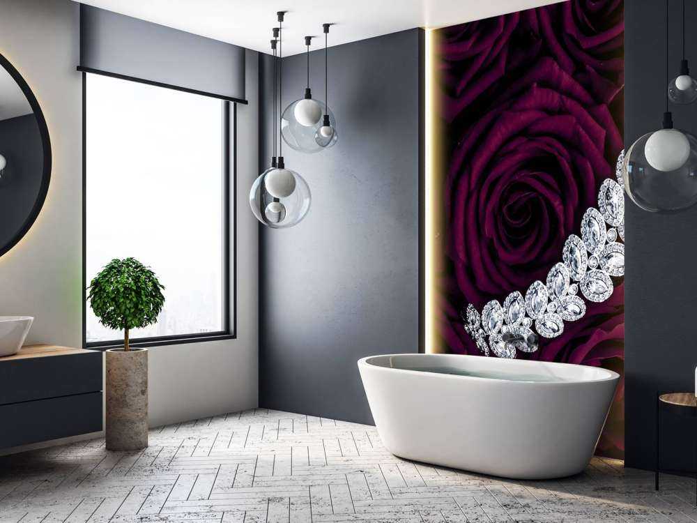 Rode rozen met een diamanten ketting erop