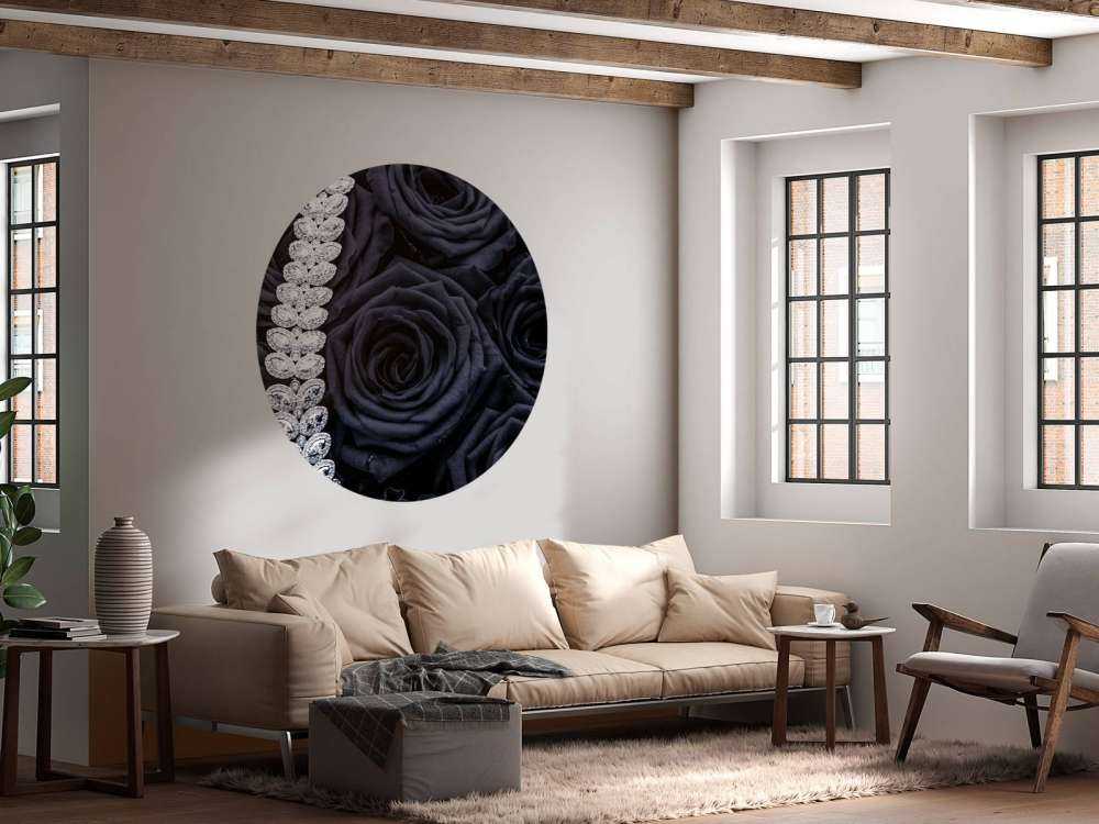 Donkere rozen met een diamanten ketting erop