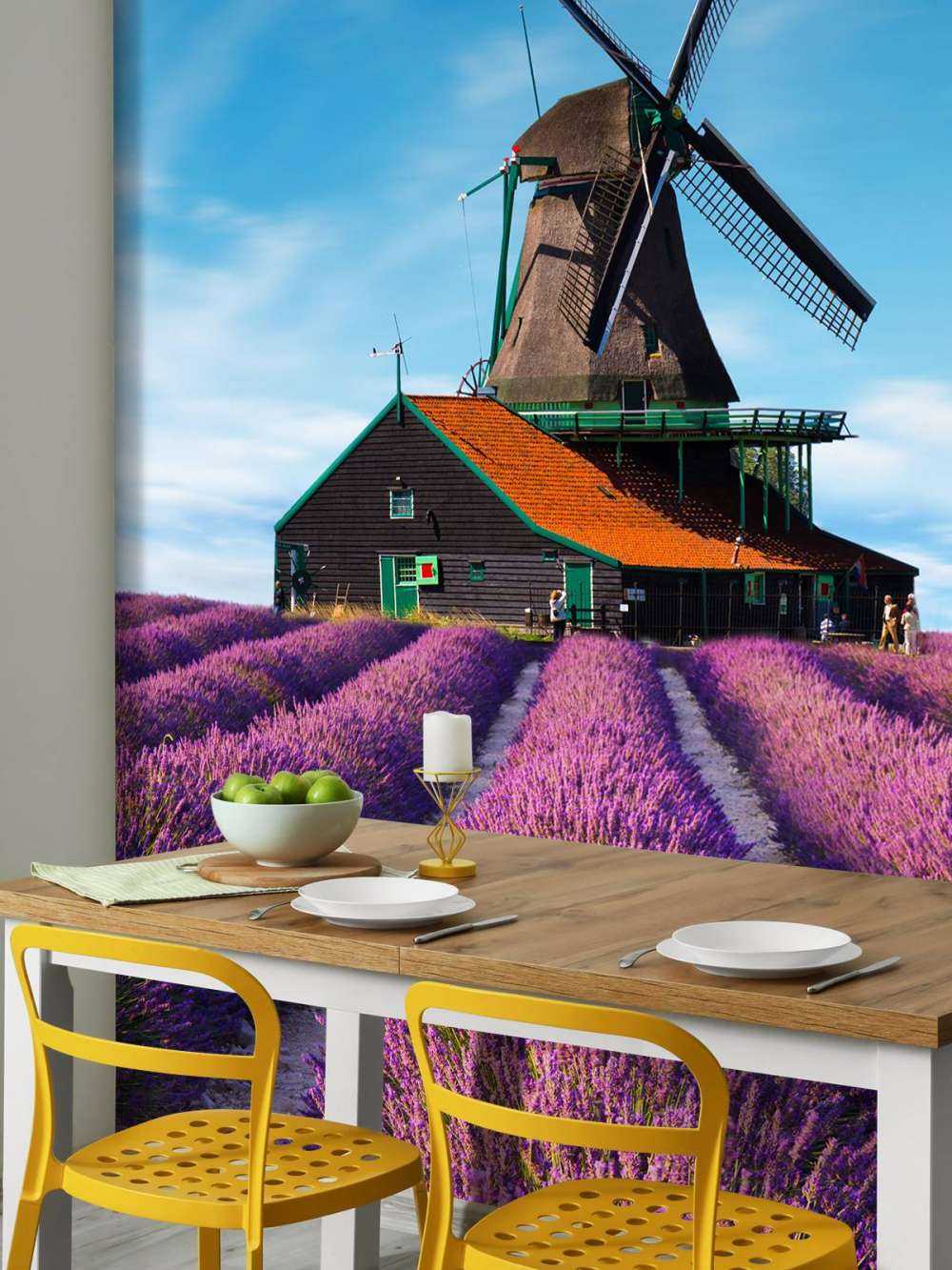 Lavendel veld met Windmolen op Achtergrond