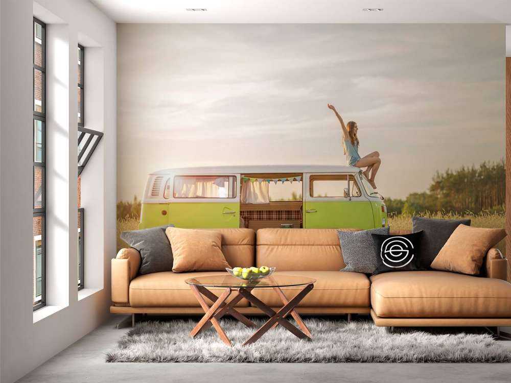 Een jonge vrouw geniet van haar rondreis