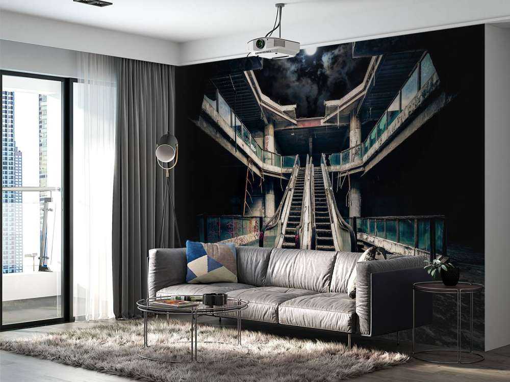 Verlaten gebouw met roltrappen bij volle maan